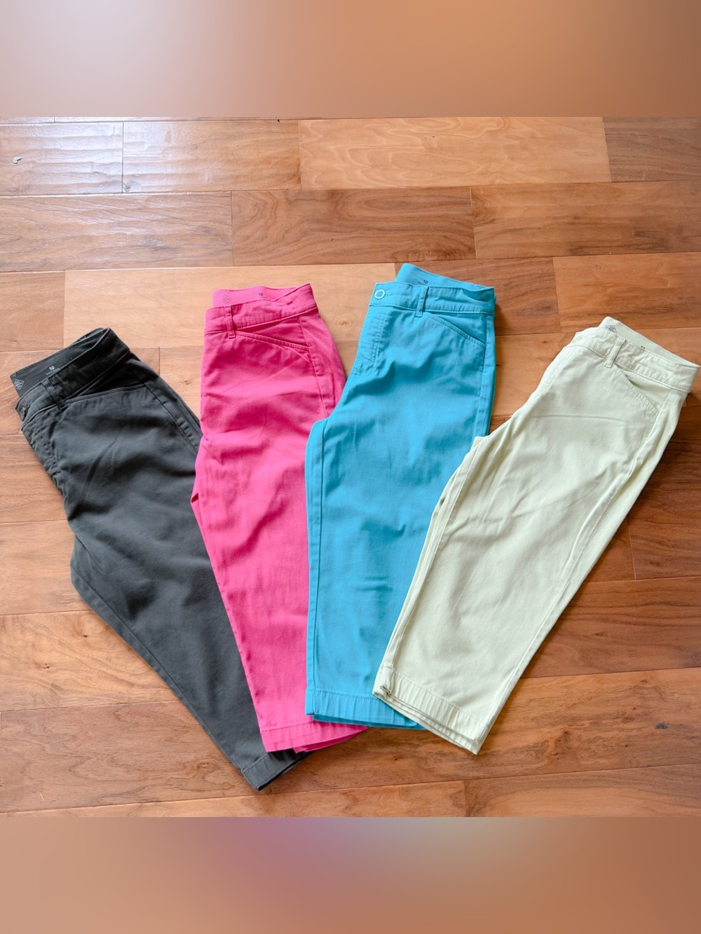 Four Pairs of St. Johns Bay Secretly Slender Womens Mid Rise Capri Pants Size 10